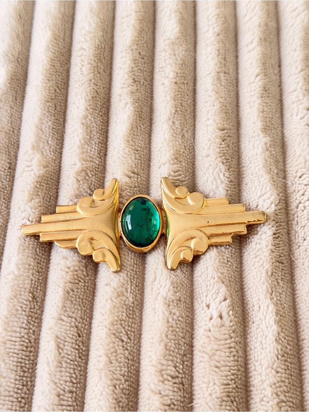 Gold-Tone Winged Brooch Emerald Green Glass Cabochon 3 1/2” large gender neutral